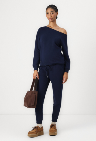 Anna Field MAMA OFF...