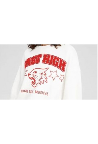 Bershka puts on sale the High School Musical Wildcats sweatshirt that we always wanted to have