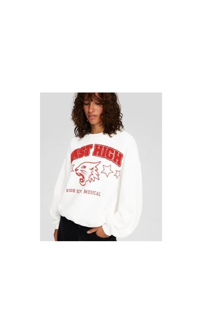 Bershka puts on sale the High School Musical Wildcats sweatshirt that we always wanted to have