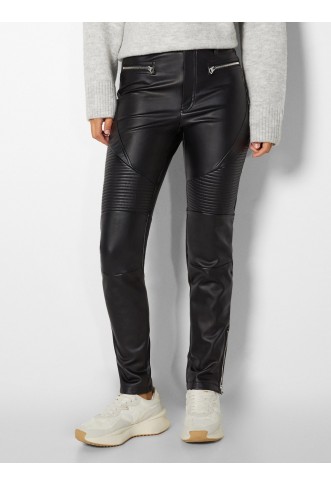 Bershka Slim fit Pants in Black